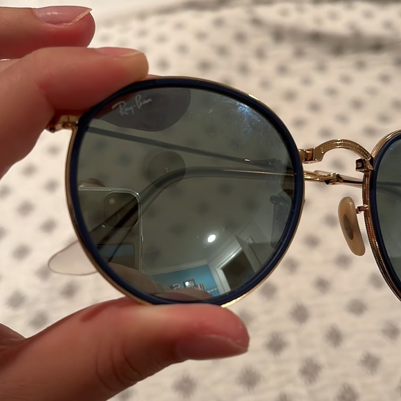 Ray ban round sunglasses with mirrored, blue-rimmed lense - Picture 3 of 7